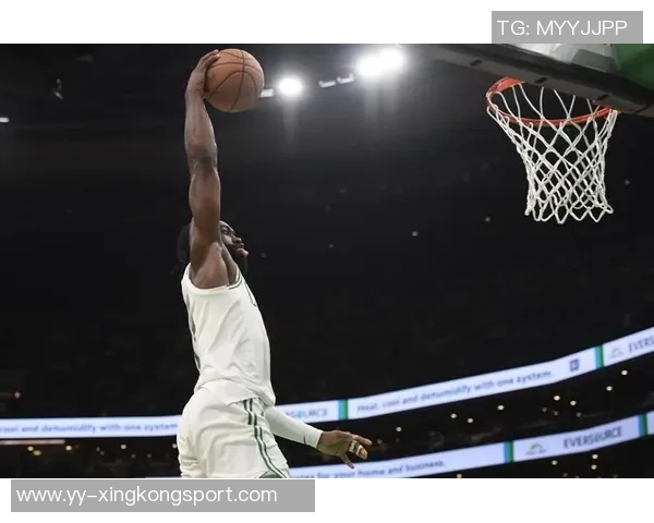 杰伦布朗高效表现20投12中砍下30分13篮板三分球命中率惊人